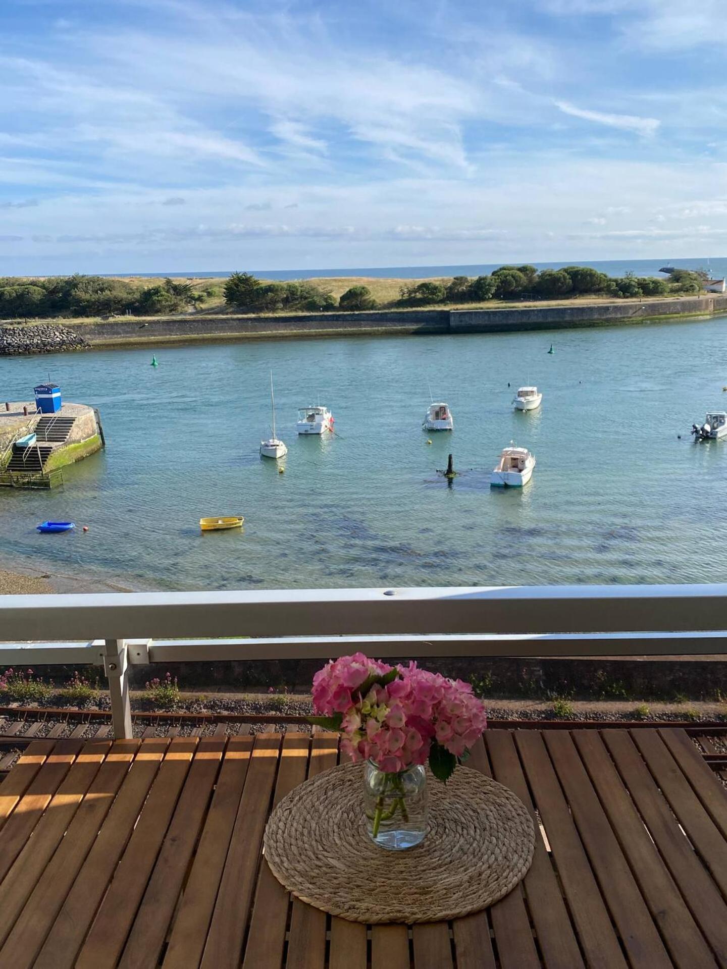 Vue Sur L'entree Du Port *